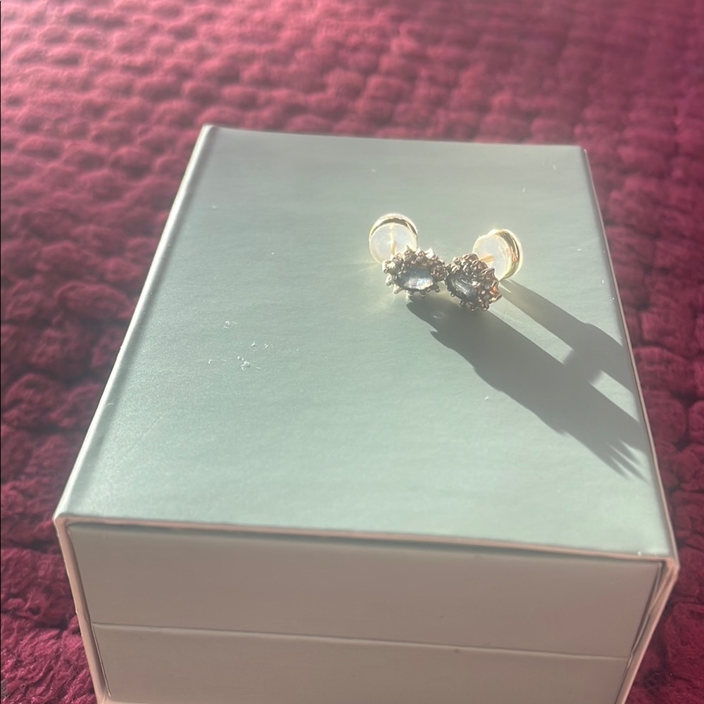 Sapphire stud earring 10k white gold